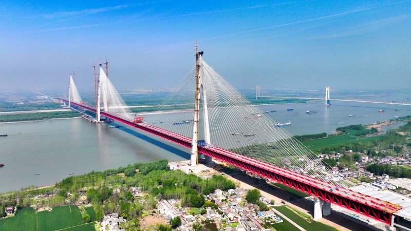 世界最大跨度三塔斜拉桥 巢马铁路马鞍山长江公铁大桥合龙